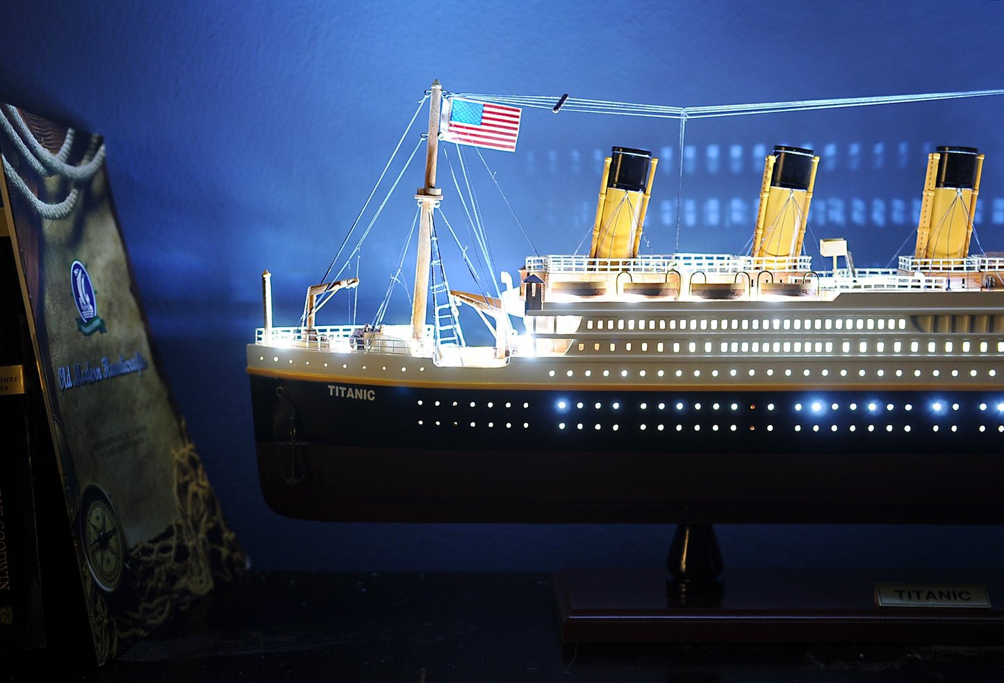 13" Black and White Solid Wood Hand Painted 1912 RMS Titanic Lights Model Boat-3