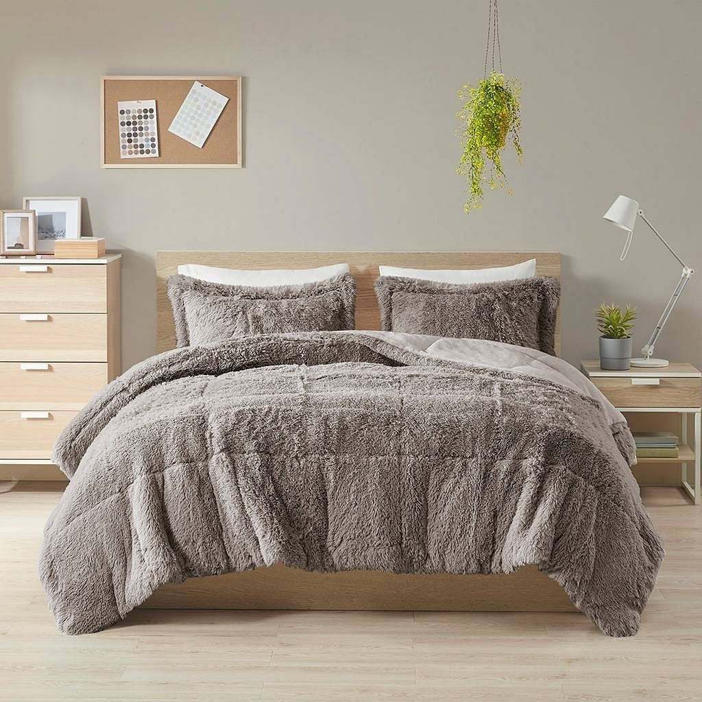 King/CAL King Grey Soft Sherpa Faux Fur 3-Piece Comforter Set with Pillow Shams-2